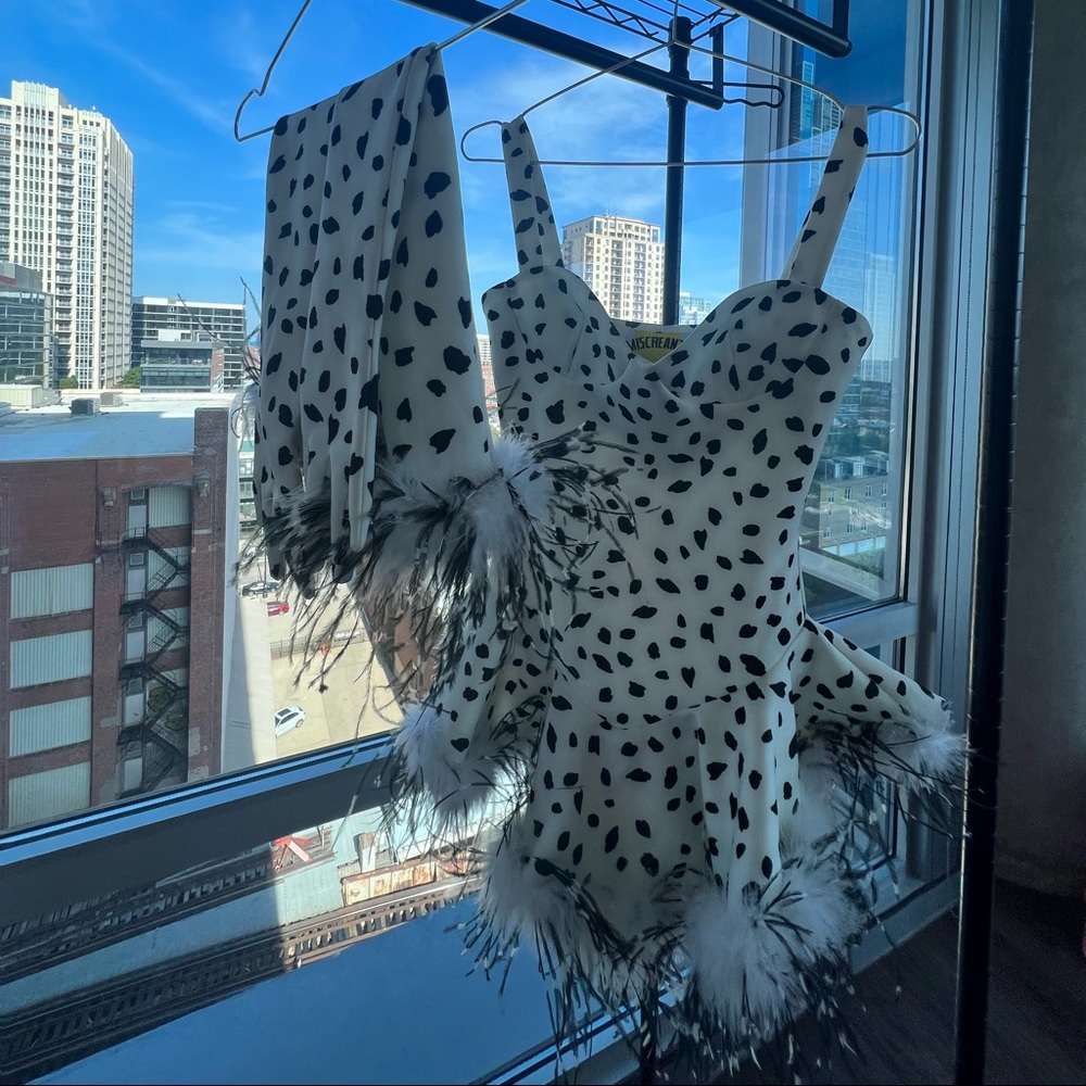 Miscreants dress with gloves